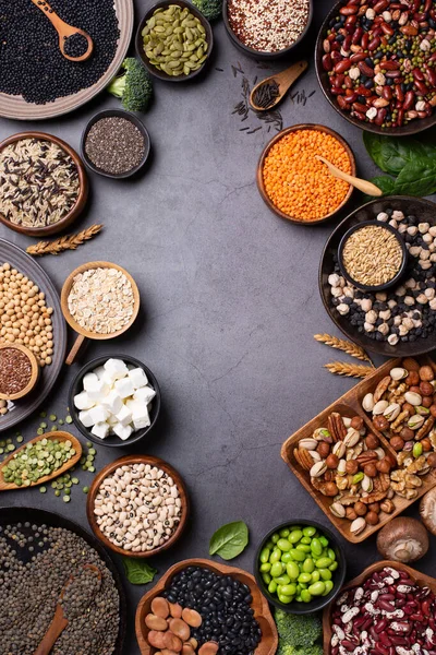 Çeşitli sebzeler, bitki bazlı protein yiyecekler, baklagiller, mercimek, fasulyeler.