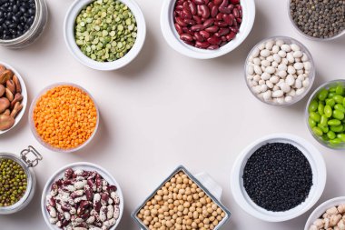 Baklagiller, mercimekler, fasulyeler, bitki bazlı vegan protein kaynakları.