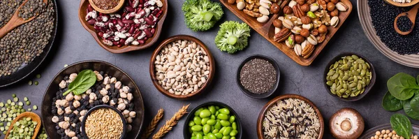 Çeşitli sebzeler, bitki bazlı protein yiyecekler, baklagiller, mercimek, fasulyeler.