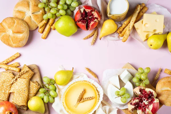 Jewish religious holiday Shavuot with dairy products, cheesecake, pancakes, fruits — Stock Photo, Image