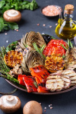 Tavada ızgara sebze, yaz yemeği, vejetaryen yemeği.