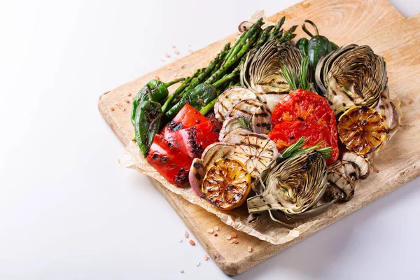 Gegrilde groenten in een pan, zomer eten, veganistisch eten — Stockfoto
