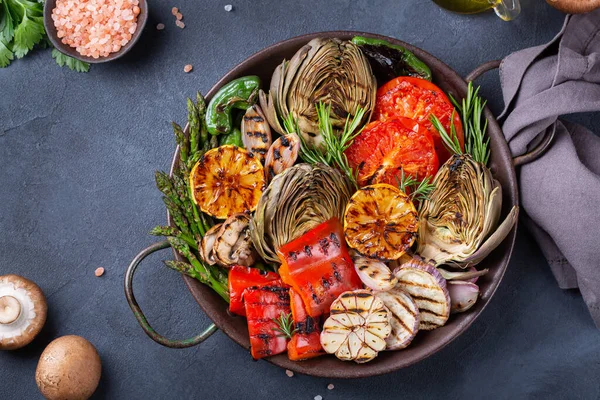 Verduras a la parrilla en una sartén, comer en verano, comida vegana — Foto de Stock