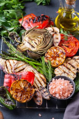 Vejetaryen, vejetaryen, mevsimlik, yaz yeme konsepti. Izgara sebze, barbekü. Üst görünüm düzlüğü, yukarıdan görünüm