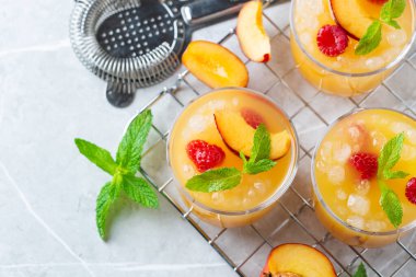 Şeftali ahududu yaz ferahlatıcı içecek, içecek, kokteyl