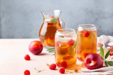 Şeftalili ahududu çayı ve adaçayı. Yaz ferahlatıcı içecek, içecek, kokteyl