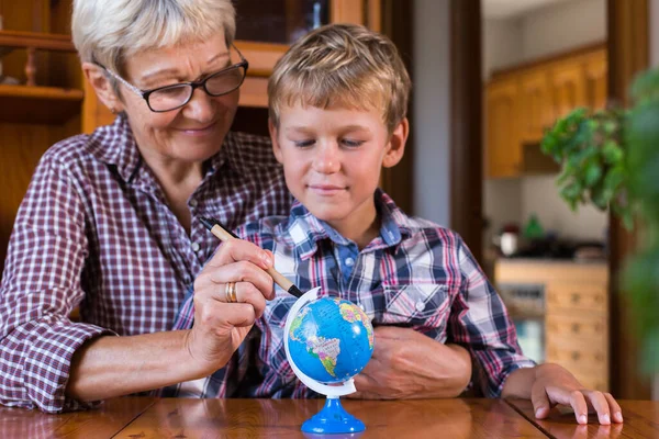 家庭教師の祖母子供 地理学のスマートボーイ 幸せな家族 一緒に時間 家にいて 勉強の概念 — ストック写真