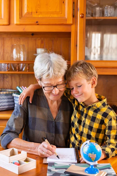 家庭教師の祖母子供 地理学のスマートボーイ 幸せな家族 一緒に時間 家にいて 勉強の概念 — ストック写真