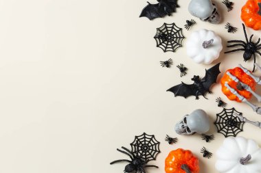 Cadılar Bayramın kutlu olsun, şaka mı şeker mi kartı, yarasalar, örümcek ağı, kafatası ve balkabağı ile. Düz konum, boşluk düzenleme şablonu kopyala 