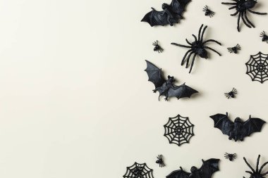 Cadılar Bayramın kutlu olsun, şaka mı şeker mi kartı, yarasalar, örümcek ağı ve örümceklerle. Düz konum, boşluk düzenleme şablonu kopyala 