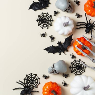 Cadılar Bayramın kutlu olsun, şaka mı şeker mi kartı, yarasalar, örümcek ağı, kafatası ve balkabağı ile. Düz konum, boşluk düzenleme şablonu kopyala 