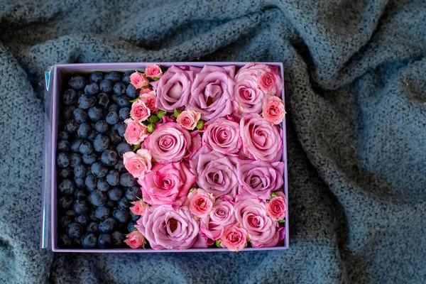 Квадратная Коробка Заполненная Голубикой Розовыми Цветами Мягкой Подошве Букет Цветов — стоковое фото