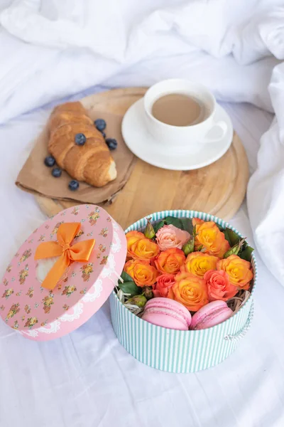 Cup Coffee Croissant Fresh Blueberries Wooden Tray Romantic Breakfast Bed — ストック写真