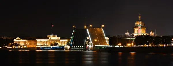 Sankt Peter, Palastbrücke, Fluss Newa, — Stockfoto
