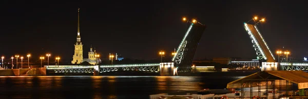 Heiliger petersburg, palastbrücke — Stockfoto