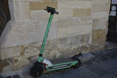 Lviv. Ukrayna. Şehir sokaklarında Mayıs 2021 'de kiralık elektrikli scooter' lar. Şehirde her gün elektrikli scooter ekonomik araç kullanılıyor. Limon kiralama mobiletlerinin sokak manzarası bir iş yerinin önünde sıralanmıştı.
