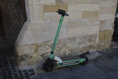 Lviv. Ukrayna. Şehir sokaklarında Mayıs 2021 'de kiralık elektrikli scooter' lar. Şehirde her gün elektrikli scooter ekonomik araç kullanılıyor. Limon kiralama mobiletlerinin sokak manzarası bir iş yerinin önünde sıralanmıştı.