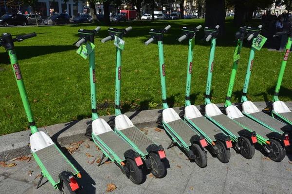Lviv. Ukrayna. Şehir sokaklarında Mayıs 2021 'de kiralık elektrikli scooter' lar. Şehirde her gün elektrikli scooter ekonomik araç kullanılıyor. Limon kiralama mobiletlerinin sokak manzarası bir iş yerinin önünde sıralanmıştı.