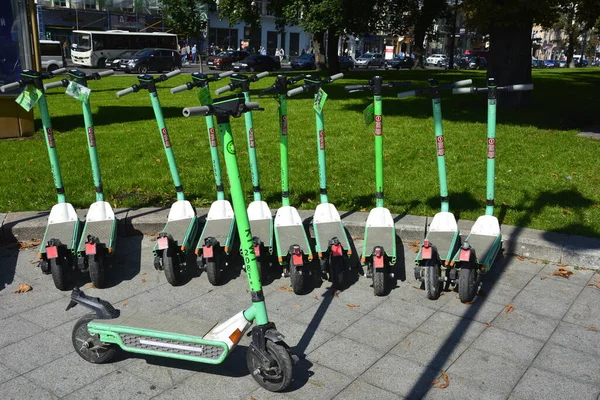Lviv. Ukrayna. Şehir sokaklarında Mayıs 2021 'de kiralık elektrikli scooter' lar. Şehirde her gün elektrikli scooter ekonomik araç kullanılıyor. Limon kiralama mobiletlerinin sokak manzarası bir iş yerinin önünde sıralanmıştı.