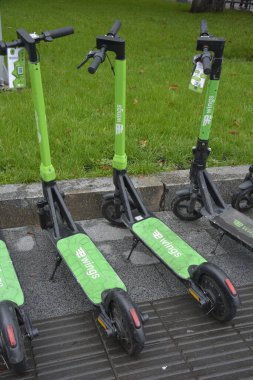 Lviv. Ukrayna. Şehir sokaklarında Mayıs 2021 'de kiralık elektrikli scooter' lar. Şehirde her gün elektrikli scooter ekonomik araç kullanılıyor. Limon kiralama mobiletlerinin sokak manzarası bir iş yerinin önünde sıralanmıştı.