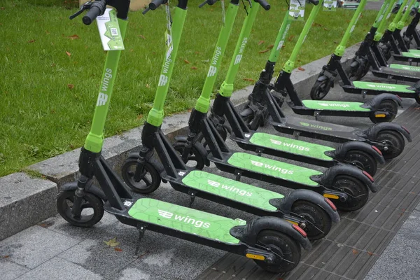 Lviv. Ukrayna. Şehir sokaklarında Mayıs 2021 'de kiralık elektrikli scooter' lar. Şehirde her gün elektrikli scooter ekonomik araç kullanılıyor. Limon kiralama mobiletlerinin sokak manzarası bir iş yerinin önünde sıralanmıştı.