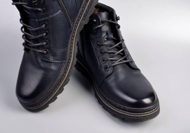 İzole edilmiş beyaz arka plandan güzel ve rahat kış erkek ayakkabıları..