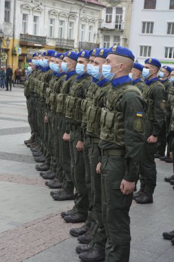Drogobich Lviv bölgesi Ukrayna. Eylül, 2021 Ukrayna Ulusal Muhafızları Silahlı Kuvvetleri. Ukrayna ordusunun mavi bereli askerleri ordu sisteminde karantina altında.