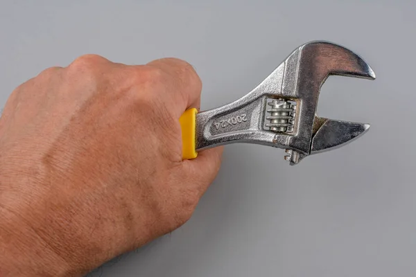 Vista Perto Mão Homem Segurando Chave Ajustável Mecânico Reparador Faz — Fotografia de Stock