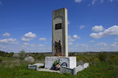 Misoch.Rivne bölgesi. Ukrayna. Mayıs 2021 'de Yahudi nüfusunun kırıldığı Ekim 1942' de anılan stella. Sosonki Traktı.