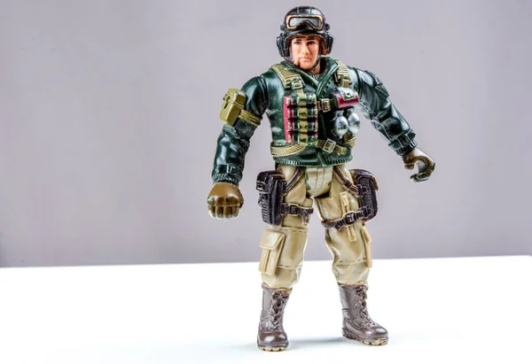 一个身穿迷彩服 身穿战斗装备和武器的特殊用途战斗人员的塑像 高度详细程度 — 图库照片
