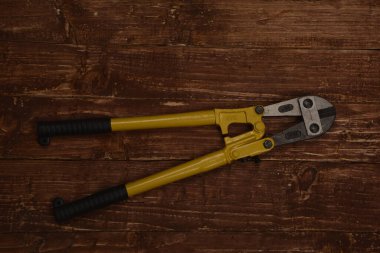 Büyük bir cıvata keskisi. Bir çift cıvata keskisi. Araçtaki işaretler sadece özellikler. Görünür marka isimleri, telif hakkı, logo veya ticari marka yok.