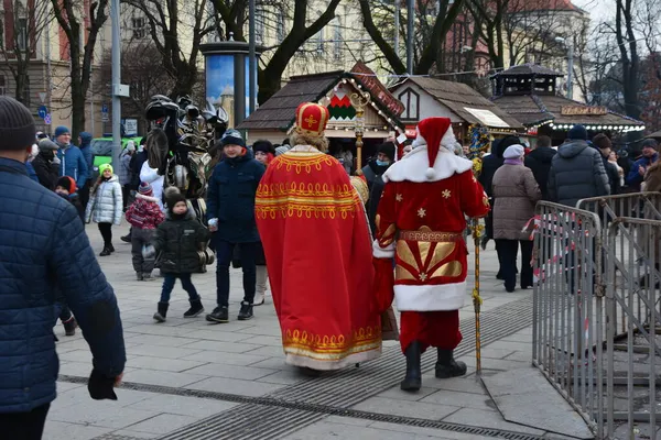 2021年12月19日 乌克兰利沃夫 利沃夫圣诞博览会上的圣尼古拉斯2021街 圣诞佳节 期间的尼古拉斯及圣诞老人 — 图库照片