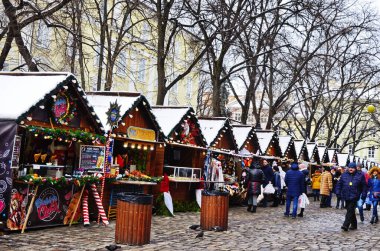 Lviv. Ukrayna. Ocak, 2021 Noel panayırında sokak süslemeleri olan sokak manzarası. Tatil konsepti..