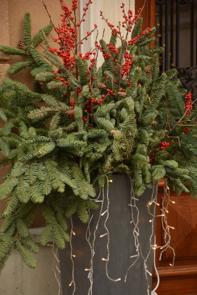 Weihnachtsdekoration Auf Abstraktem Hintergrund Geschmückter Weihnachtsbaum Leuchtende Weihnachtsgirlanden Und Schmuck — Stockfoto
