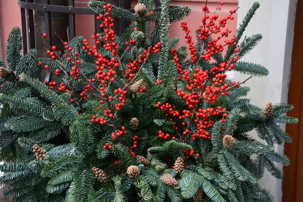 Weihnachtsdekoration Auf Abstraktem Hintergrund Geschmückter Weihnachtsbaum Leuchtende Weihnachtsgirlanden Und Schmuck — Stockfoto