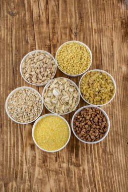 Farklı tahıl taneleriyle kurulmuş. Mısır gevreği koleksiyonu. Farklı tahıllar. Organik tam tahıllar.