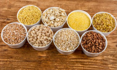 Farklı tahıl taneleriyle kurulmuş. Mısır gevreği koleksiyonu. Farklı tahıllar. Organik tam tahıllar.