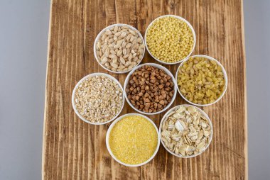 Farklı tahıl taneleriyle kurulmuş. Mısır gevreği koleksiyonu. Farklı tahıllar. Organik tam tahıllar.