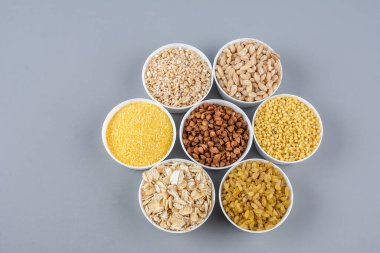 Farklı tahıl taneleriyle kurulmuş. Mısır gevreği koleksiyonu. Farklı tahıllar. Organik tam tahıllar.