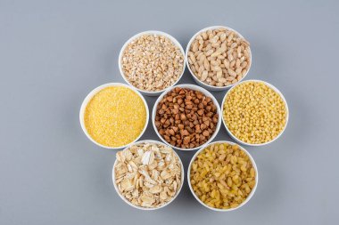 Farklı tahıl taneleriyle kurulmuş. Mısır gevreği koleksiyonu. Farklı tahıllar. Organik tam tahıllar.