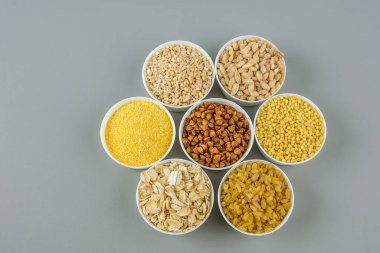 Farklı tahıl taneleriyle kurulmuş. Mısır gevreği koleksiyonu. Farklı tahıllar. Organik tam tahıllar.