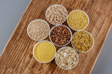 Farklı tahıl taneleriyle kurulmuş. Mısır gevreği koleksiyonu. Farklı tahıllar. Organik tam tahıllar.