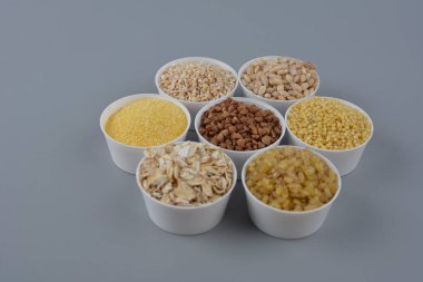 Farklı tahıl taneleriyle kurulmuş. Mısır gevreği koleksiyonu. Farklı tahıllar. Organik tam tahıllar.