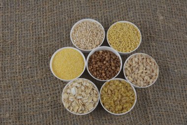 Farklı tahıl taneleriyle kurulmuş. Mısır gevreği koleksiyonu. Farklı tahıllar. Organik tam tahıllar.