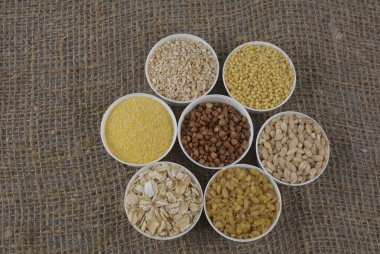 Farklı tahıl taneleriyle kurulmuş. Mısır gevreği koleksiyonu. Farklı tahıllar. Organik tam tahıllar.