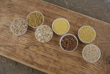 Farklı tahıl taneleriyle kurulmuş. Mısır gevreği koleksiyonu. Farklı tahıllar. Organik tam tahıllar.