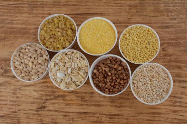 Farklı tahıl taneleriyle kurulmuş. Mısır gevreği koleksiyonu. Farklı tahıllar. Organik tam tahıllar.