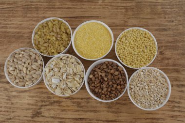 Farklı tahıl taneleriyle kurulmuş. Mısır gevreği koleksiyonu. Farklı tahıllar. Organik tam tahıllar.