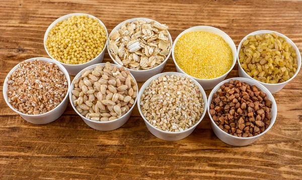 Farklı tahıl taneleriyle kurulmuş. Mısır gevreği koleksiyonu. Farklı tahıllar. Organik tam tahıllar.