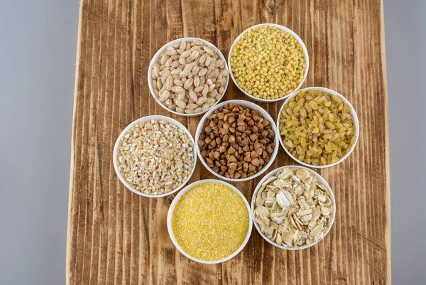 Farklı tahıl taneleriyle kurulmuş. Mısır gevreği koleksiyonu. Farklı tahıllar. Organik tam tahıllar.